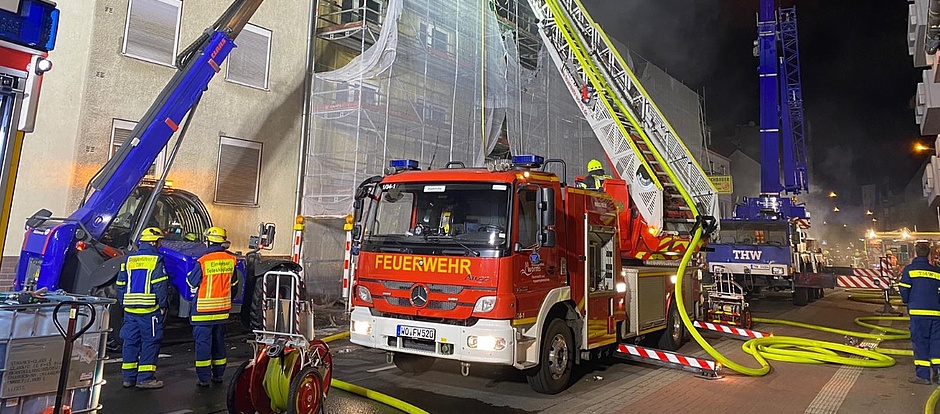 THW-Vollalarm: Bei Dachstuhlbrand mit der Feuerwehr und mehreren THW-Ortsverbänden stundenlang im Einsatz